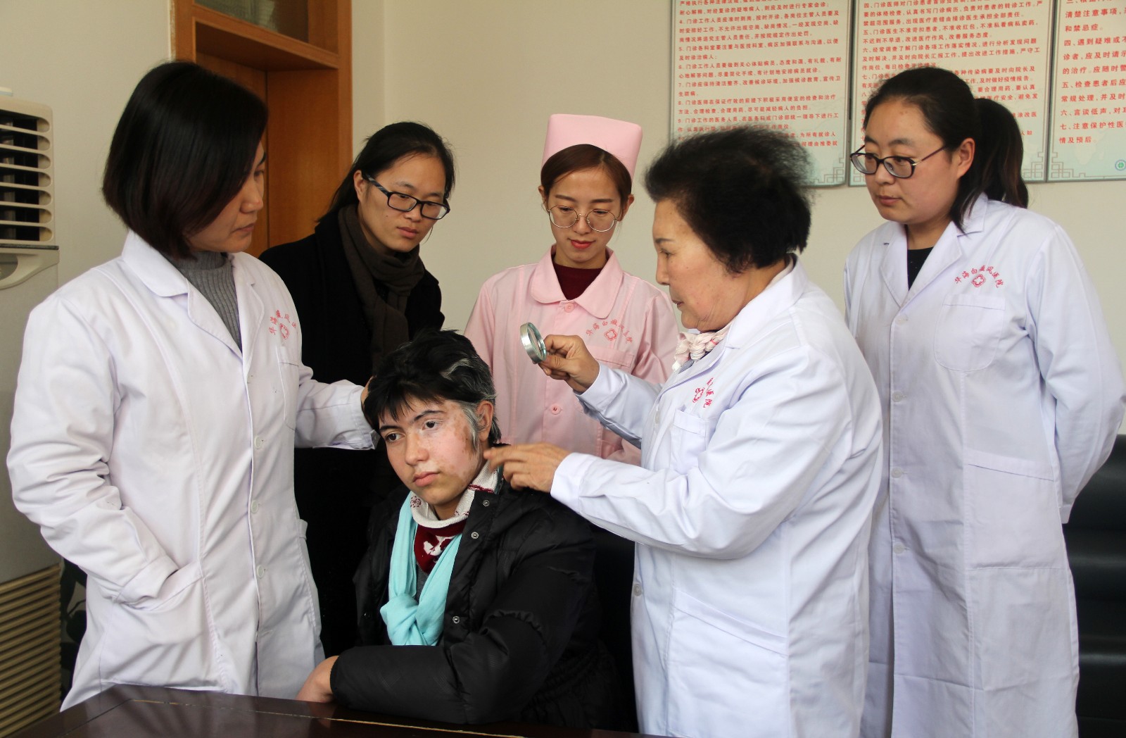 华海白癜风医院救助的新疆白癜风女孩出院