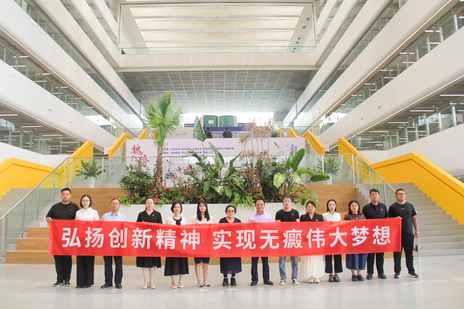 华海白癜风医院到魏桥图书馆开展医学专著捐赠活动